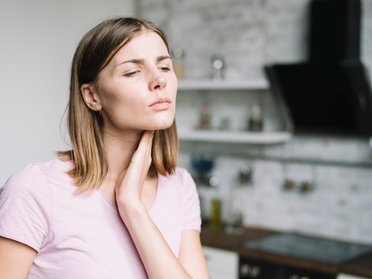 Internet Tool to Support Self-Assessment and Self-Swabbing of Sore Throat: Development and Feasibility Study