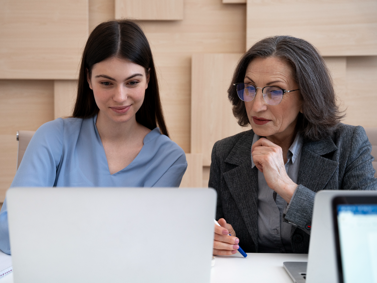 Building Mutually Beneficial Collaborations Between Digital Navigators, Mental Health Professionals, and Clients: Naturalistic Observational Case Study