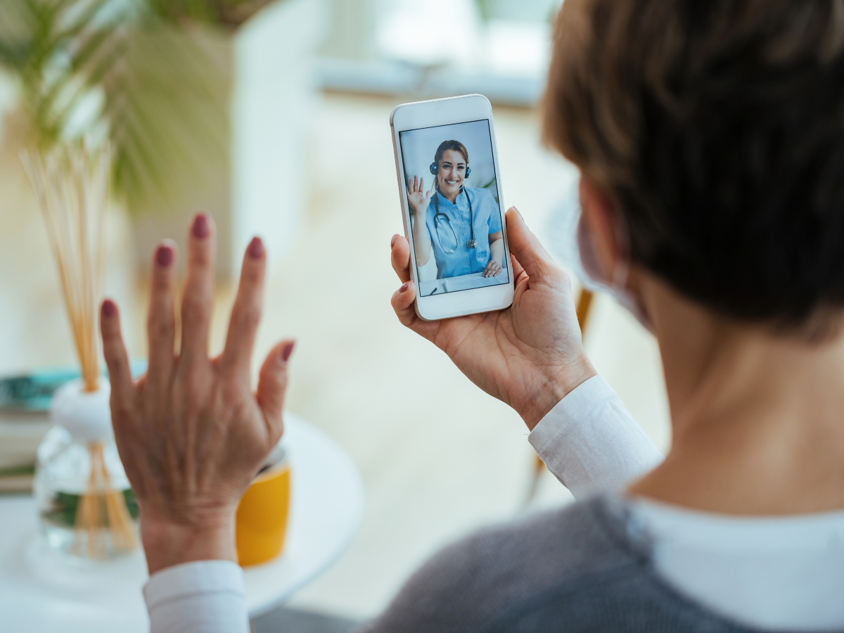 Impact of Conversational and Animation Features of a Mental Health App Virtual Agent on Depressive Symptoms and User Experience Among College Students: Randomized Controlled Trial